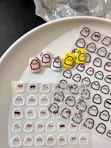 Détail des stickers à ongles fantômes mignons avec cœurs et étoiles pour la décoration