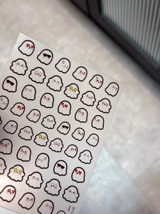 Vue détaillée de stickers à ongles fantômes mignons en noir et blanc aux expressions variés