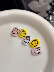Détails d'autocollants pour ongles avec motifs de poussins et fantômes dessinés à la main