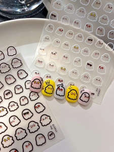 Gros plan d'autocollants pour ongles fantômes de dessins animés noirs et blancs