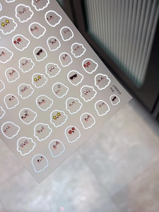 Détail d'autocollants pour ongles fantômes mignons aux expressions variées et dos adhésif