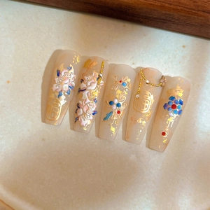 Press-on nails featuring embossed peony flowers and gold foil in neo-Chinese style