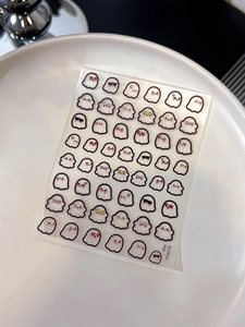Gros plan d'autocollants nail art fantômes mignons avec diverses expressions variées