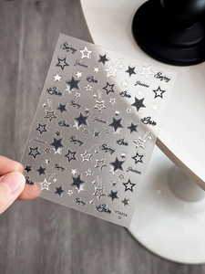 Détail des stickers ongles YT4454 avec étoiles argentées et motifs de texte élégants