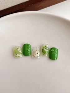 Détail de stickers nail art pomme en relief 3D avec effet gouttes d'eau sur les ongles