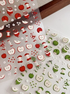 Détail d'autocollants 3D pour ongles aux motifs de pommes rouges et vertes et petites fleurs