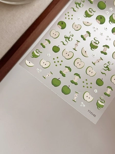Détail macro d'autocollants pour ongles motif pomme verte avec fleurs et le code YT4548
