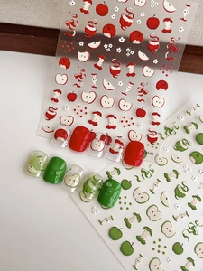 Détail d'autocollants 3D pour ongles avec motifs de pommes rouges et vertes et fleurs