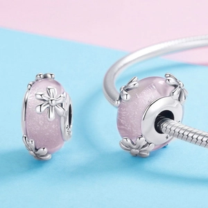 S925 Sterling Silber Lavendel Blumen-Charm Perle an einem Schlangenarmband