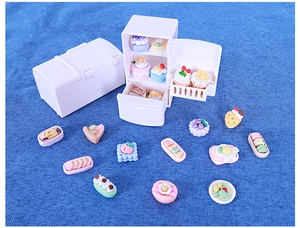 Détail d'un mini réfrigérateur blanc avec aliments en résine miniatures pour poupées