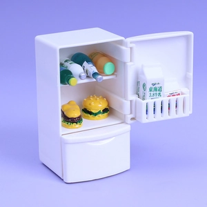 Vue détaillée d'un mini réfrigérateur jouet avec des accessoires de burgers et de lait