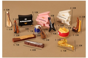 Dimensiones detalladas de instrumentos musicales miniatura de resina, piano y violín