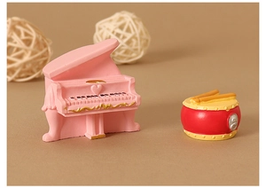 Vista detallada del mini piano de cola y tambor de resina para decoración de escritorio
