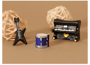 Set de instrumentos musicales en miniatura con guitarra, tambor azul y piano de resina