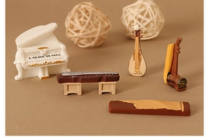 Set detallado de instrumentos musicales en miniatura de resina con piano, pipa y guzheng