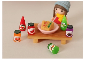 Détail des mini pots de confiture et flacons de sauce en résine pour maison de poupée