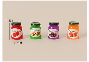 Vue détaillée macro de pots de confiture miniatures en résine de 1,3 cm en quatre parfums