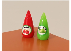 Gros plan de mini bouteilles de ketchup et moutarde pour maison de poupée et DIY