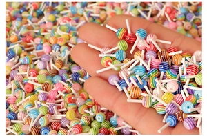 Primer plano de piruletas miniatura 3D coloridas para manualidades y decoración