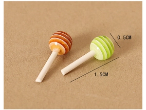 Detalle macro de mini piruletas 3D de resina de 0,5cm para manualidades y casas de muñecas