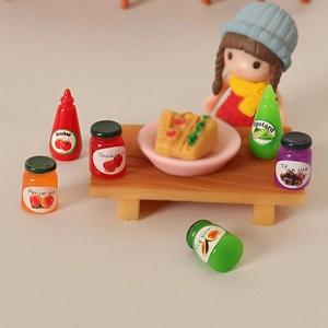 Miniature de nourriture pour maison de poupée avec confitures en résine et sandwich sur table