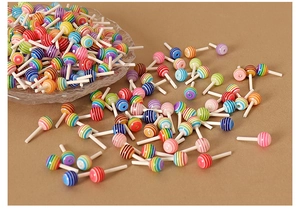Detalle de piruletas miniatura 3D coloridas de resina para manualidades y accesorios DIY