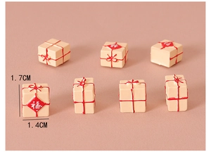 Vue macro de mini boîtes cadeaux de 1,7cm avec caractères Fu et rubans rouges de décoration