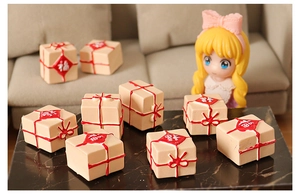 Mini boîtes cadeaux beige pour maison de poupée avec caractère Fu rouge chinois