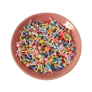 Mini piruletas 3D de colores para manualidades sobre un plato de cerámica rosa pastel