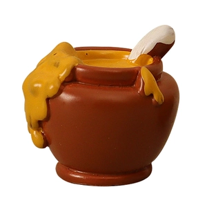 Modello di barattolo di miele in miniatura con glassa gialla e cucchiaio bianco