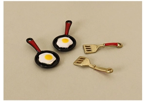 Miniature dollhouse frying pans and spatulas set with fried egg details for DIY decor