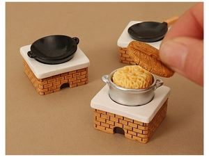 Miniature kitchen stove model with realistic pots and noodles for dollhouse decor