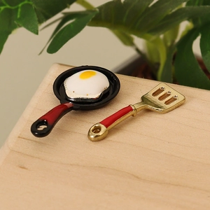 Miniature dollhouse frying pan with egg and spatula model set for kitchen decor