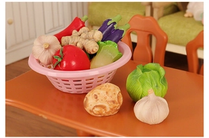 Miniatur-Puppenhaus Gemüse-Set mit realistischen Kartoffeln und Paprika im Korb