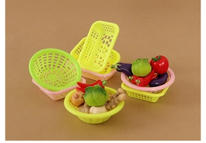 Miniatur-Puppenhaus-Gemüsekörbe mit bunten Spielzeug-Gemüsemodellen aus Kunststoff