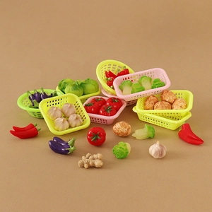 Miniatur-Puppenhaus-Gemüseset mit Paprika, Kartoffeln und bunten Körben