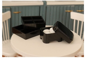 Miniatur-Puppenhaus-Lunchbox-Set in Schwarz auf einem kleinen Esstisch Modell