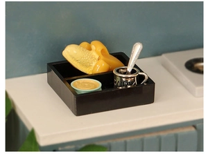 Miniatur-Puppenhaus-Essensset mit Banane, Metallbecher und Suppenschüssel auf Tablett