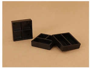 Makro-Detail von schwarzen Miniatur-Bento-Box-Modellen für Puppenhäuser mit Trennwänden