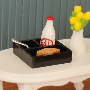 Miniatur-Puppenhaus-Essensset mit Milchflasche und Tablett auf einem kleinen weißen Tisch