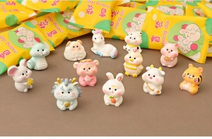 Vue détaillée de 12 mini figurines d'animaux du zodiaque chinois en résine avec sacs