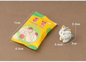 Vue détaillée de la figurine dragon en résine avec dimensions pour les mini sacs aveugles