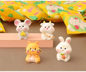 Vue détaillée de quatre figurines d'animaux du zodiaque en résine avec sac surprise