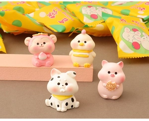 Détails de mini figurines de zodiaque en résine incluant un singe rose et un chiot tacheté