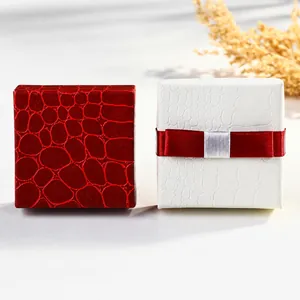 Boîte à bijoux carrée élégante à texture crocodile avec nœud en satin rouge