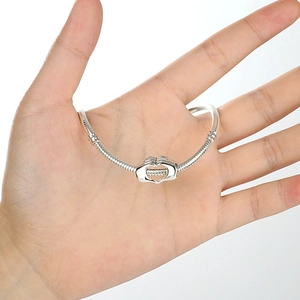 Bracciale a catena serpente d'argento con ciondolo a forma di mani a cuore su mano
