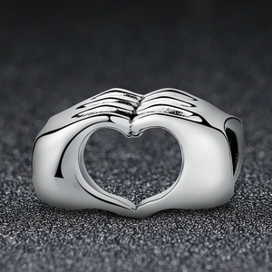 Charm mani a forma di cuore in lega di zinco lucido su sfondo grigio testurizzato