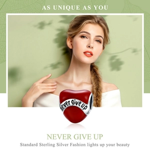 Détail du pendentif cœur en argent S925 émail rouge et gravure never give up