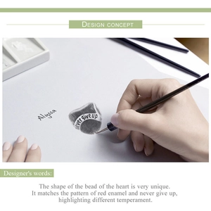 Concept de design artistique d'un charm cœur en argent S925 avec émail rouge gravé