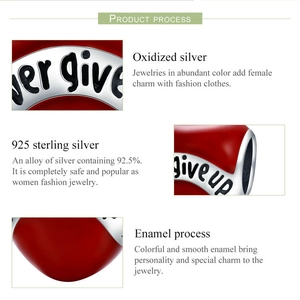 Détail du charm en argent S925 avec émail rouge et gravure Never Give Up